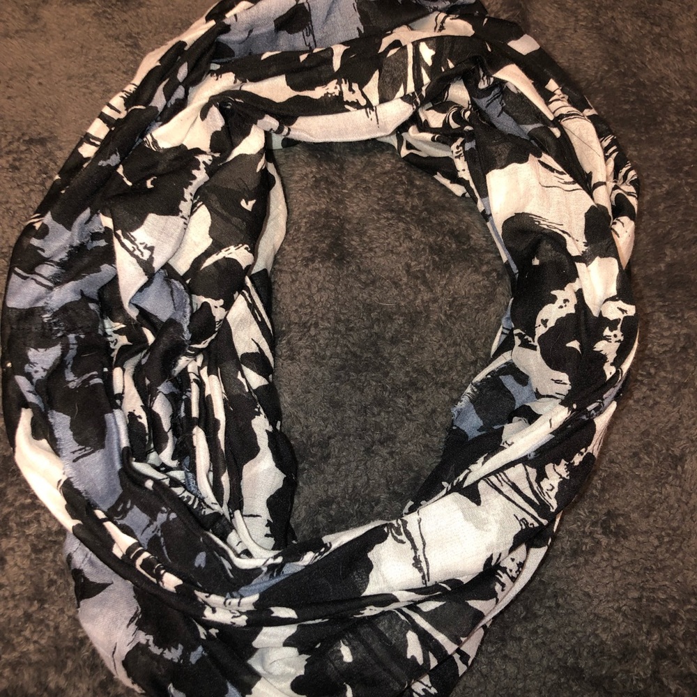 Black and white scarf